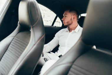 Adam uzakta araba, taksi işadamı arka koltuğunda otururken arıyor