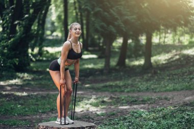 Fitness kadının eğitim egzersiz açık yaz sabah parkta yapması. Konsept spor sağlıklı yaşam tarzı.