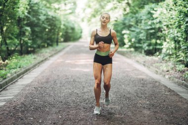 Genç kadın çalışan. Güzel kız uygun. Fitness modeli açık havada. Kilo kaybı.