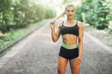 Genç kadın çalışan. Güzel kız uygun. Fitness modeli açık havada. Kilo kaybı.