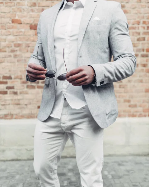 Young Guy Beard Glasses Stylish Suit Posing Street Sunlight — Stock Photo, Image