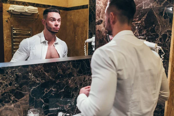 Genç kaslı adam banyoda kalıyorum beyaz gömlekli