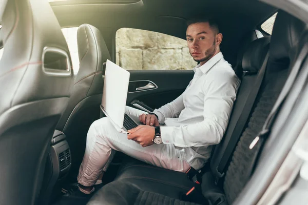 Joven Empresario Confiado Trabajando Portátil Mientras Está Sentado Coche — Foto de Stock