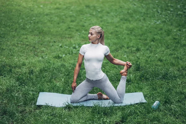 Mujer Fitness Preparándose Para Yoga Parque Temprano Mañana Usando Ropa — Foto de Stock