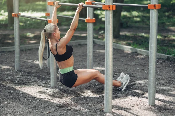 Fitness kadının eğitim egzersiz açık yaz sabah parkta yapması. Konsept spor sağlıklı yaşam tarzı.