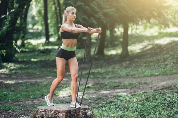 Fitness kadının eğitim egzersiz açık yaz sabah parkta yapması. Konsept spor sağlıklı yaşam tarzı.