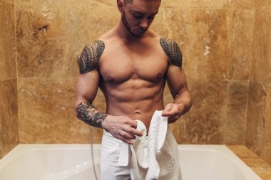 Genç kaslı adam banyoda kalıyorum beyaz gömlekli