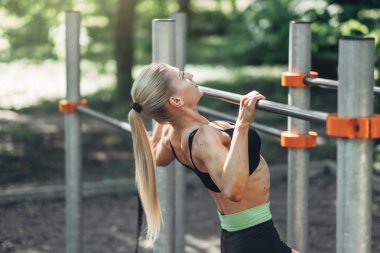 Fitness kadının eğitim egzersiz açık yaz sabah parkta yapması. Konsept spor sağlıklı yaşam tarzı.
