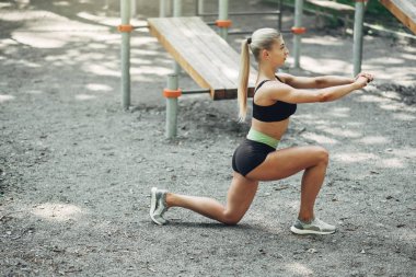 Fitness kadının eğitim egzersiz açık yaz sabah parkta yapması. Konsept spor sağlıklı yaşam tarzı.