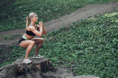 Fitness kadının eğitim egzersiz açık yaz sabah parkta yapması. Konsept spor sağlıklı yaşam tarzı.