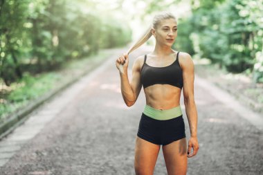 Genç kadın çalışan. Güzel kız uygun. Fitness modeli açık havada. Kilo kaybı.