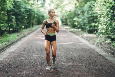 Genç kadın çalışan. Güzel kız uygun. Fitness modeli açık havada. Kilo kaybı.