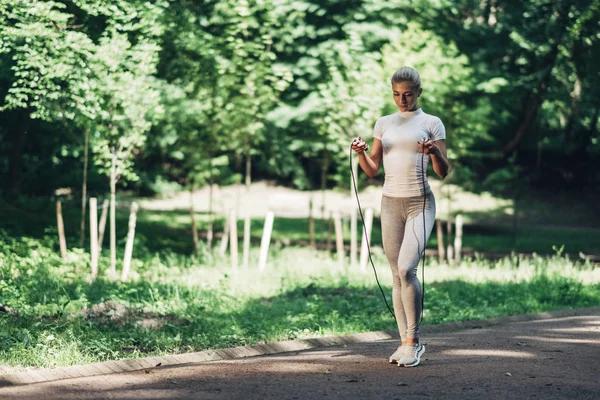 Retrato Joven Con Cuerda Salto Parque Fitness Mujer Haciendo Ejercicio — Foto de Stock