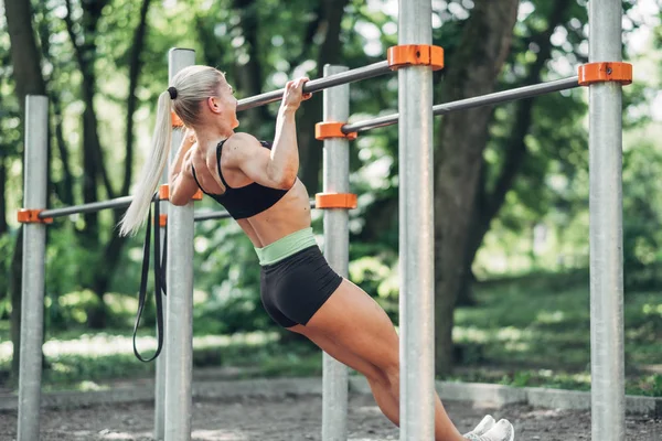 Fitness kadının eğitim egzersiz açık yaz sabah parkta yapması. Konsept spor sağlıklı yaşam tarzı.