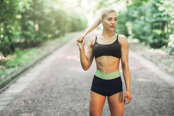 Genç kadın çalışan. Güzel kız uygun. Fitness modeli açık havada. Kilo kaybı.