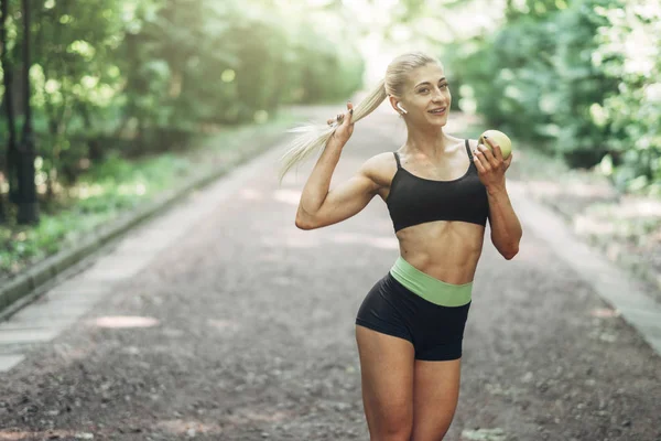 Young Sporty Woman Black Sportswear Holds Green Apple Openair Concept — Stock Photo, Image