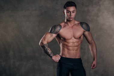 Stüdyo çekim mükemmel formlar Fitness adamla çarpıcı bir sıcak sportif vücut