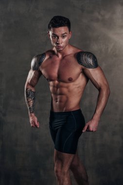 Stüdyo çekim mükemmel formlar Fitness adamla çarpıcı bir sıcak sportif vücut