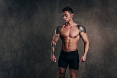 Stüdyo çekim mükemmel formlar Fitness adamla çarpıcı bir sıcak sportif vücut