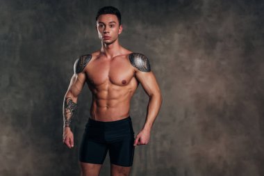Stüdyo çekim mükemmel formlar Fitness adamla çarpıcı bir sıcak sportif vücut