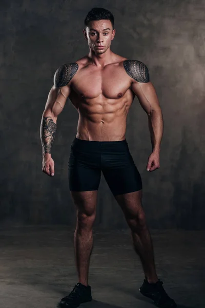 Studio Shot of a Stunning Hot Sporty Body of a Fitness Man avec des formes parfaites — Photo