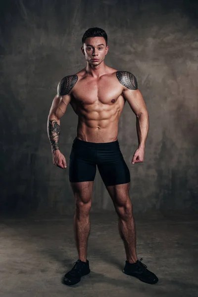 Studio Shot of a Stunning Hot Sporty Body of a Fitness Man avec des formes parfaites — Photo