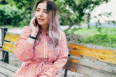 Park güneşli günde kiraz çiçeği mevsiminde zevk güzel genç kadın