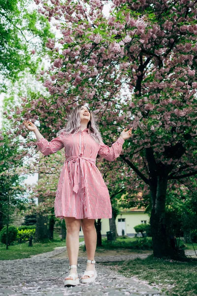 Jovem Mulher Vestido Listrado Vermelho Andando Jardim — Fotografia de Stock