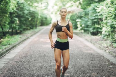 Genç kadın çalışan. Güzel kız uygun. Fitness modeli açık havada. Kilo kaybı.