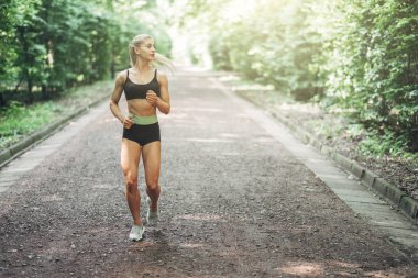 Genç kadın çalışan. Güzel kız uygun. Fitness modeli açık havada. Kilo kaybı.
