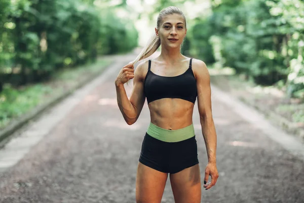 Genç kadın çalışan. Güzel kız uygun. Fitness modeli açık havada. Kilo kaybı.