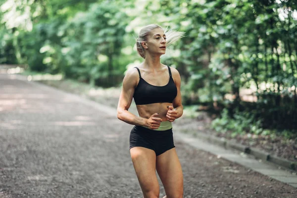 Genç kadın çalışan. Güzel kız uygun. Fitness modeli açık havada. Kilo kaybı.