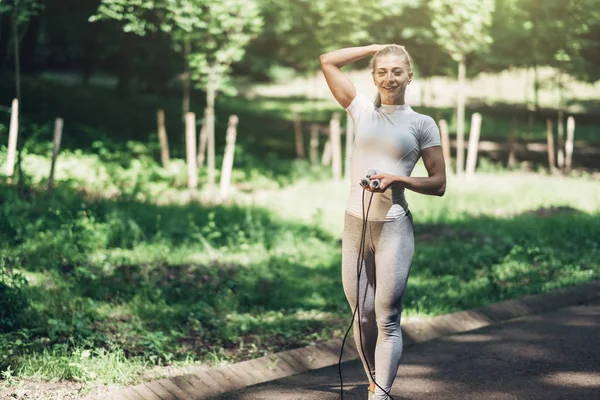 Portret Van Fit Jonge Vrouw Met Jump Rope Park Fitness — Stockfoto