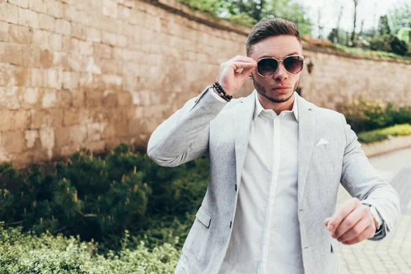 Cara Jovem Com Barba Com Óculos Terno Elegante Posando Rua — Fotografia de Stock