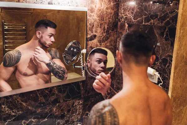 Genç kaslı adam banyoda kalıyorum beyaz gömlekli