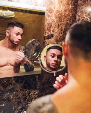 Genç kaslı adam banyoda kalıyorum beyaz gömlekli