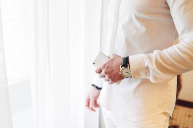 Otel odasında beyaz elbiseli Genç adam