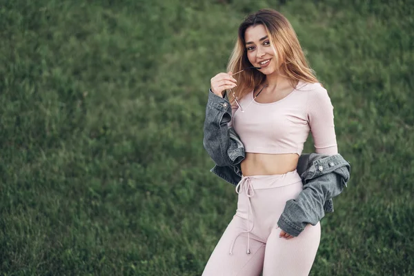 Retrato Jovem Mulher Bonita Roupas Casuais Rua Vestida Com Camisa — Fotografia de Stock