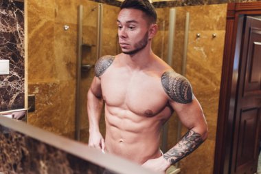 Genç kaslı adam banyoda kalıyorum beyaz gömlekli