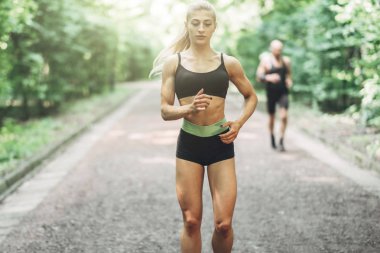 Genç kadın çalışan. Güzel kız uygun. Fitness modeli açık havada. Kilo kaybı.