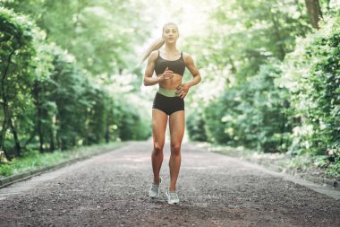 Genç kadın çalışan. Güzel kız uygun. Fitness modeli açık havada. Kilo kaybı.