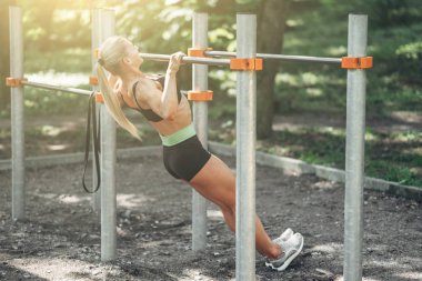 Fitness kadının eğitim egzersiz açık yaz sabah parkta yapması. Konsept spor sağlıklı yaşam tarzı.