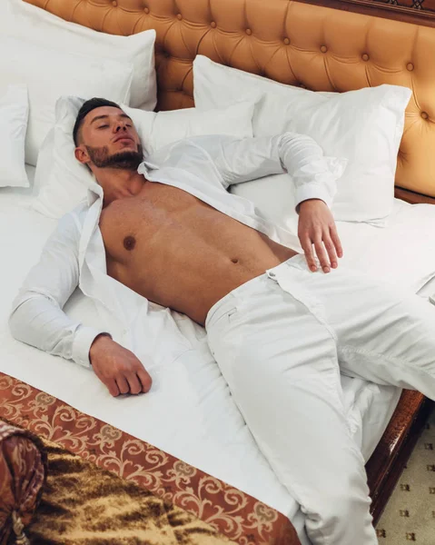 Otel odasında zaman dinlendirici beyaz elbiseli Genç adam