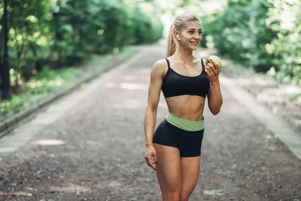 Young Sporty Woman Black Sportswear Holds Green Apple Openair Concept — Stock Photo, Image