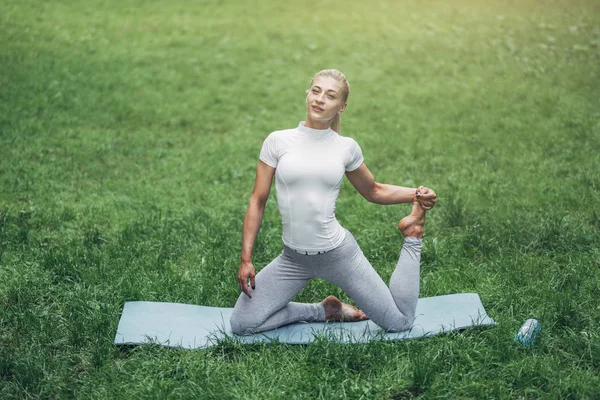 Mujer Fitness Preparándose Para Yoga Parque Temprano Mañana Usando Ropa — Foto de Stock