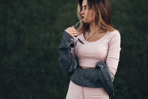 Retrato Una Joven Hermosa Mujer Vestida Con Ropa Casual Calle —  Fotos de Stock