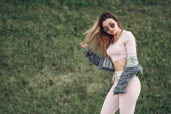 Retrato Jovem Mulher Bonita Roupas Casuais Rua Vestida Com Camisa — Fotografia de Stock