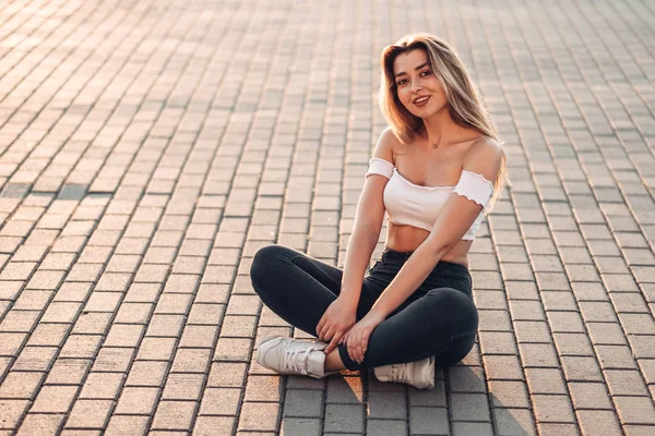 Retrato Una Joven Hermosa Mujer Vestida Con Ropa Casual Calle — Foto de Stock