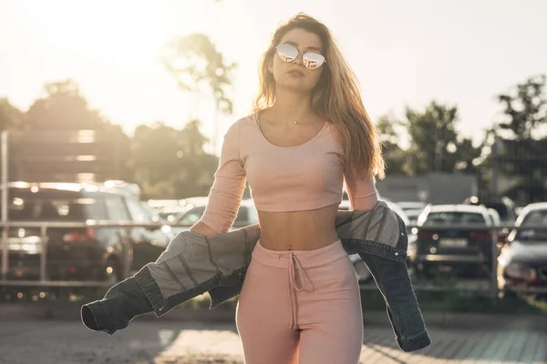 Portret Van Jonge Mooie Vrouw Casual Kleding Straat Gekleed Een — Stockfoto