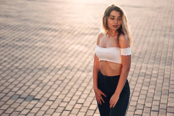 Retrato Jovem Mulher Bonita Roupas Casuais Rua Vestida Com Camisa — Fotografia de Stock